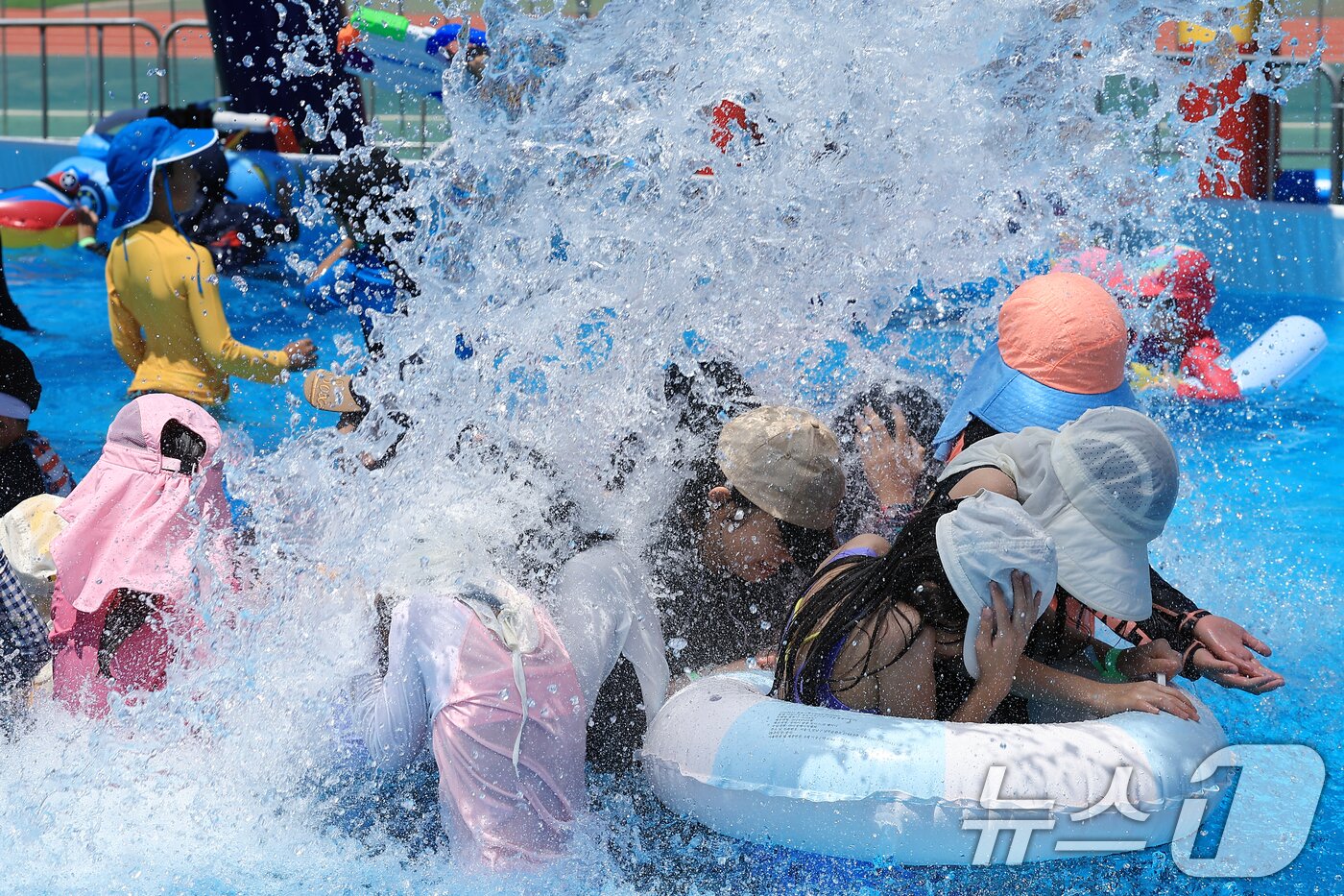 본문 이미지 - 전국 대부분 지역에 폭염특보가 내려진 27일 서울시 서초구 반포종합운동장에 마련된 서리풀 물놀이장을 찾은 가족 단위 방문객들이 물놀이를 즐기고 있다. 2025.7.27/뉴스1 ⓒ News1 박정호 기자