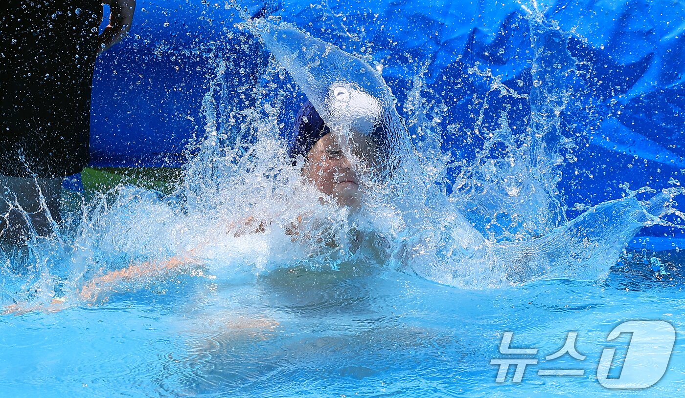 본문 이미지 - 전국 대부분 지역에 폭염특보가 내려진 27일 서울시 서초구 반포종합운동장에 마련된 서리풀 물놀이장을 찾은 어린이가 물놀이를 즐기고 있다.  2025.7.27/뉴스1 ⓒ News1 박정호 기자
