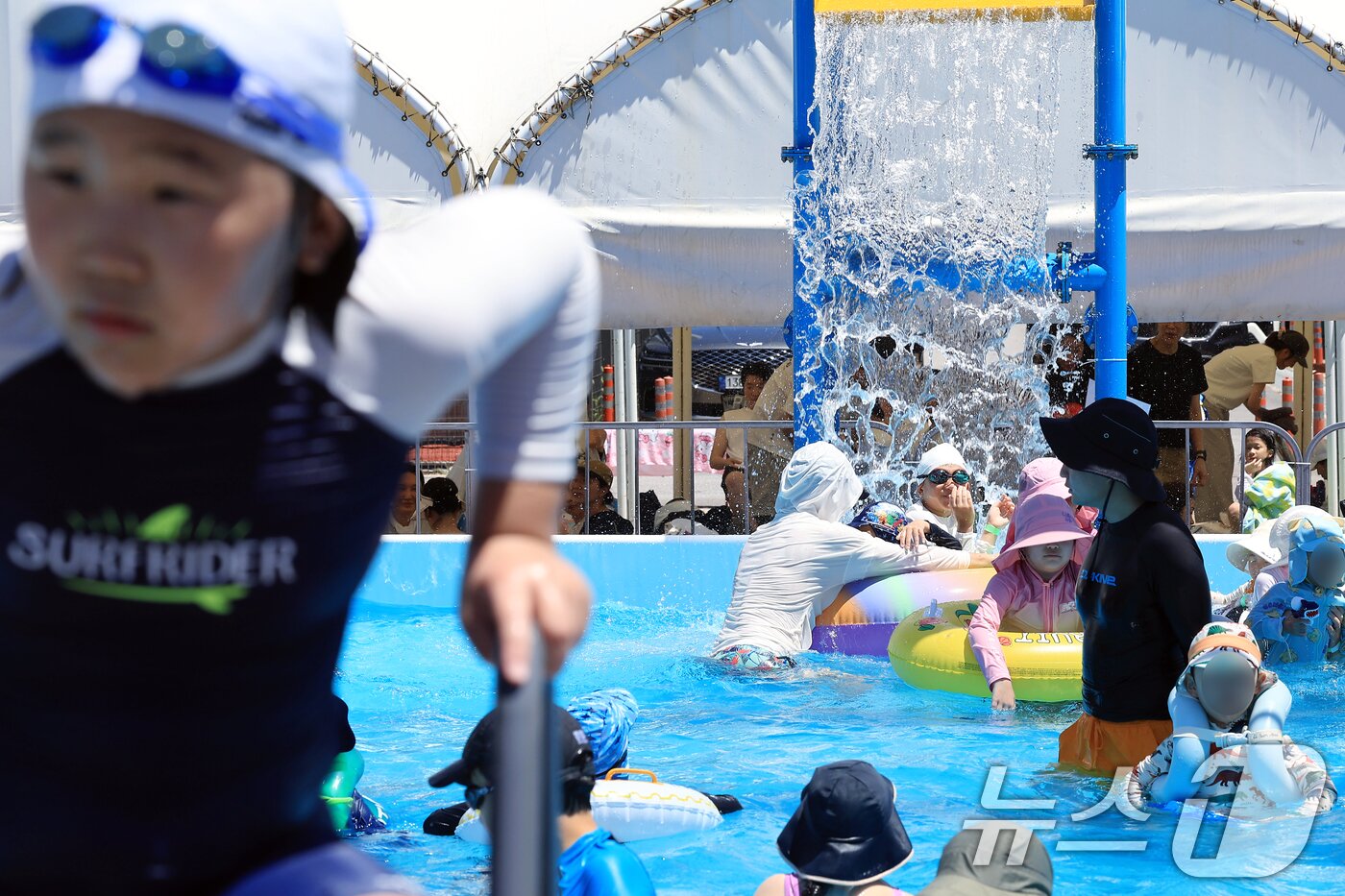 본문 이미지 - 전국 대부분 지역에 폭염특보가 내려진 27일 서울시 서초구 반포종합운동장에 마련된 서리풀 물놀이장을 찾은 가족 단위 방문객들이 물놀이를 즐기고 있다. 2025.7.27/뉴스1 ⓒ News1 박정호 기자