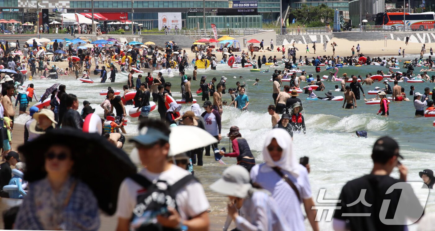 본문 이미지 - 본격적인 여름 휴가철이 시작된 27일 부산 해운대해수욕장을 찾은 피서객들이 물놀이를 즐기며 더위를 식히고 있다. 2025.7.27/뉴스1 ⓒ News1 윤일지 기자