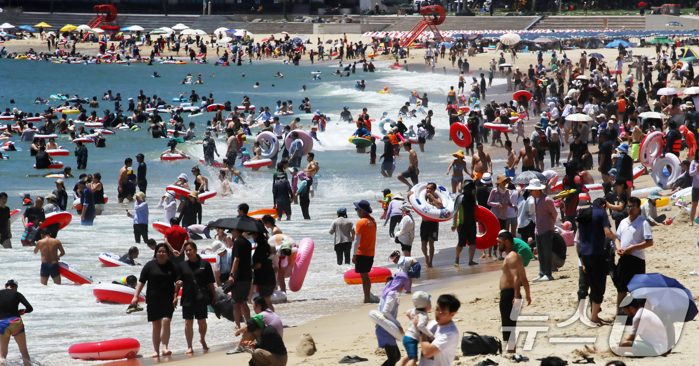(부산=뉴스1) 윤일지 기자 = 본격적인 여름 휴가철이 시작된 27일 부산 해운대해수욕장을 찾은 피서객들이 물놀이를 즐기며 더위를 식히고 있다.  2025.7.27/뉴스1