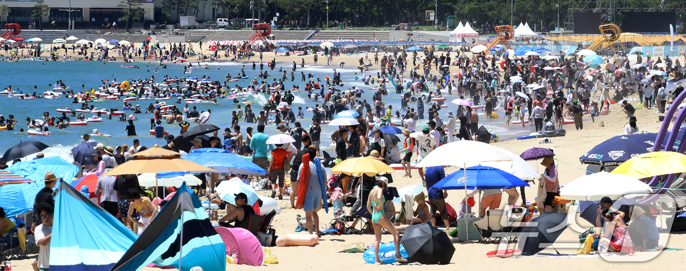 (부산=뉴스1) 윤일지 기자 = 본격적인 여름 휴가철이 시작된 27일 부산 해운대해수욕장을 찾은 피서객들이 물놀이를 즐기며 더위를 식히고 있다.  2025.7.27/뉴스1