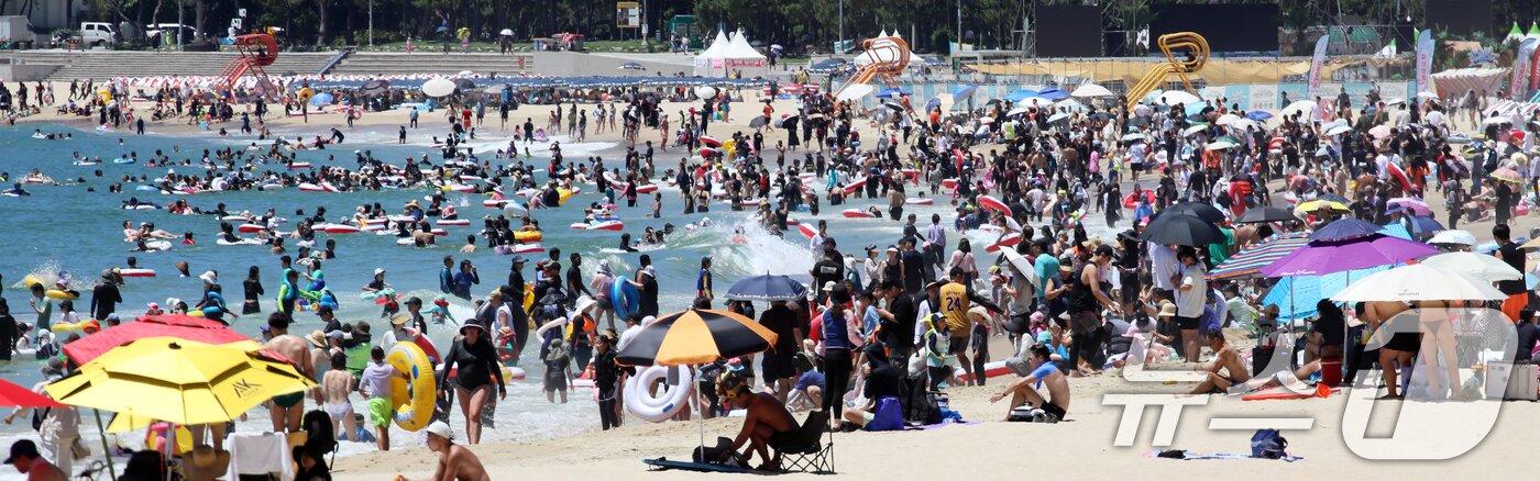 본문 이미지 - 본격적인 여름 휴가철이 시작된 27일 부산 해운대해수욕장을 찾은 피서객들이 물놀이를 즐기며 더위를 식히고 있다. 2025.7.27/뉴스1 ⓒ News1 윤일지 기자