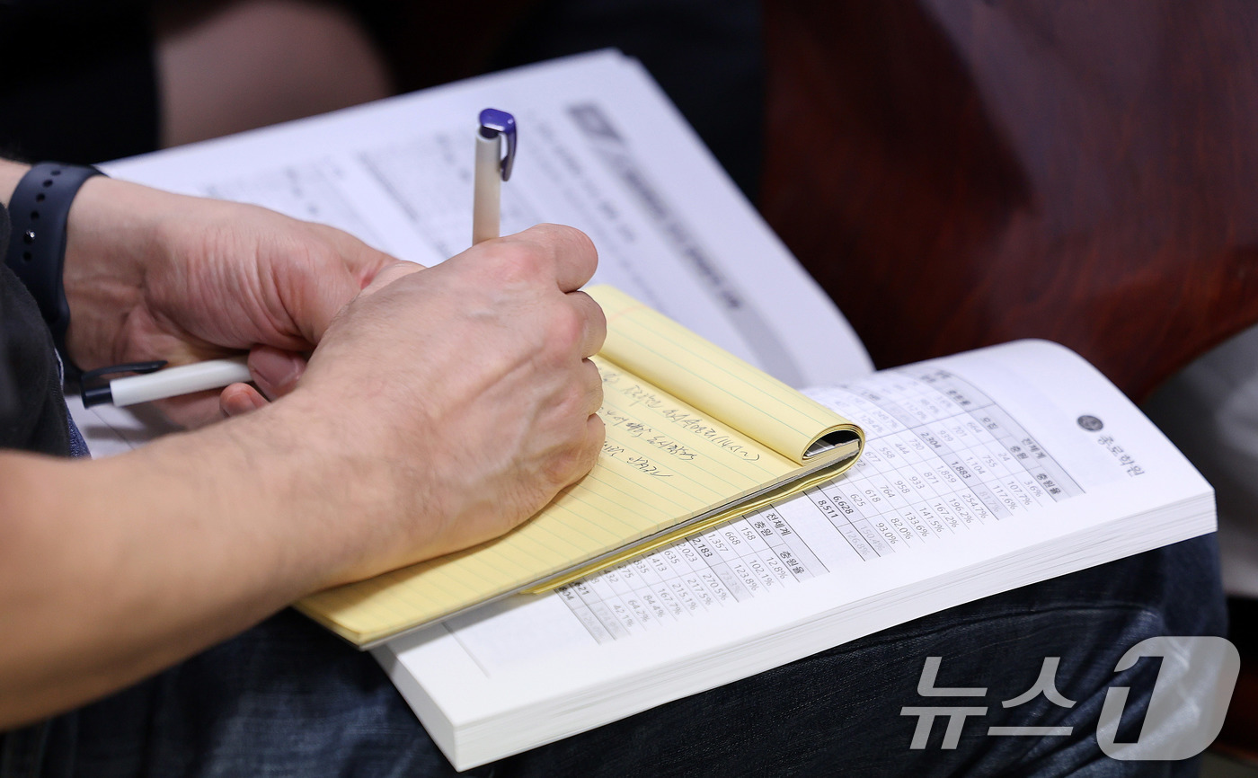 (서울=뉴스1) 박지혜 기자 = 27일 서울 강남구 대치동 강남종로학원 대강당에서 열린 ‘2026 수시·정시 대학 선택전략 특집 설명회’를 찾은 학부모들이 임성호 종로학원 대표이사 …