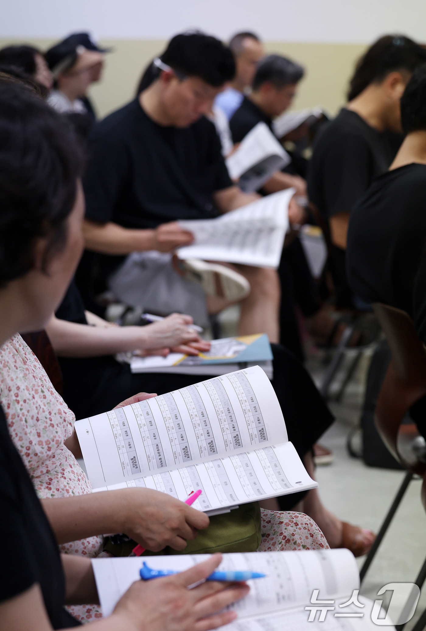 (서울=뉴스1) 박지혜 기자 = 27일 서울 강남구 대치동 강남종로학원 대강당에서 열린 ‘2026 수시·정시 대학 선택전략 특집 설명회’를 찾은 학부모들이 임성호 종로학원 대표이사 …