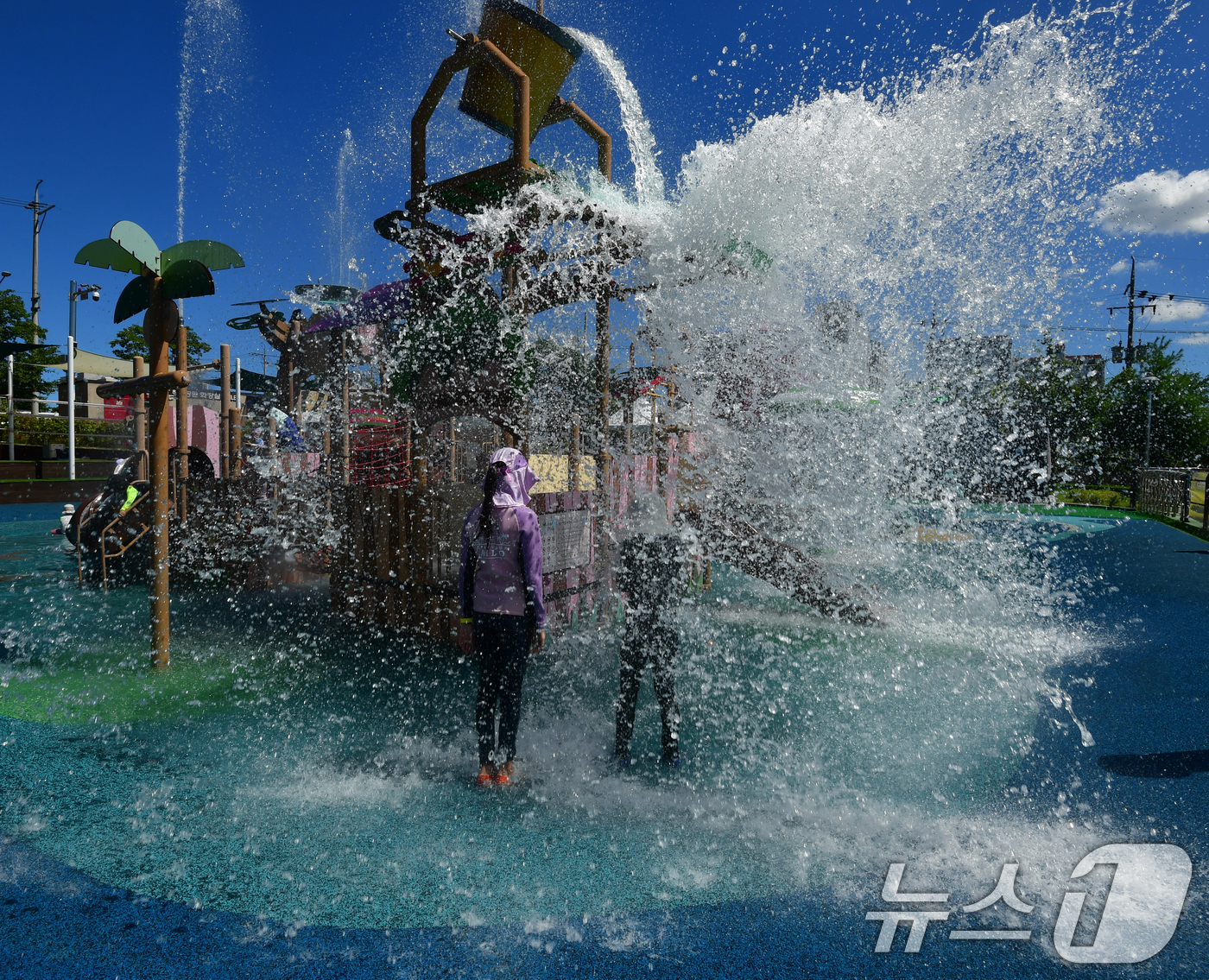 (포항=뉴스1) 최창호 기자 = 27일 경북 포항시 전역에 폭염특보가 발령된 가운데 북구 침촌근린공원 물놀이장에서 한 가족이 시원한 하루를 보내고 있다. 2025.7.27/뉴스1