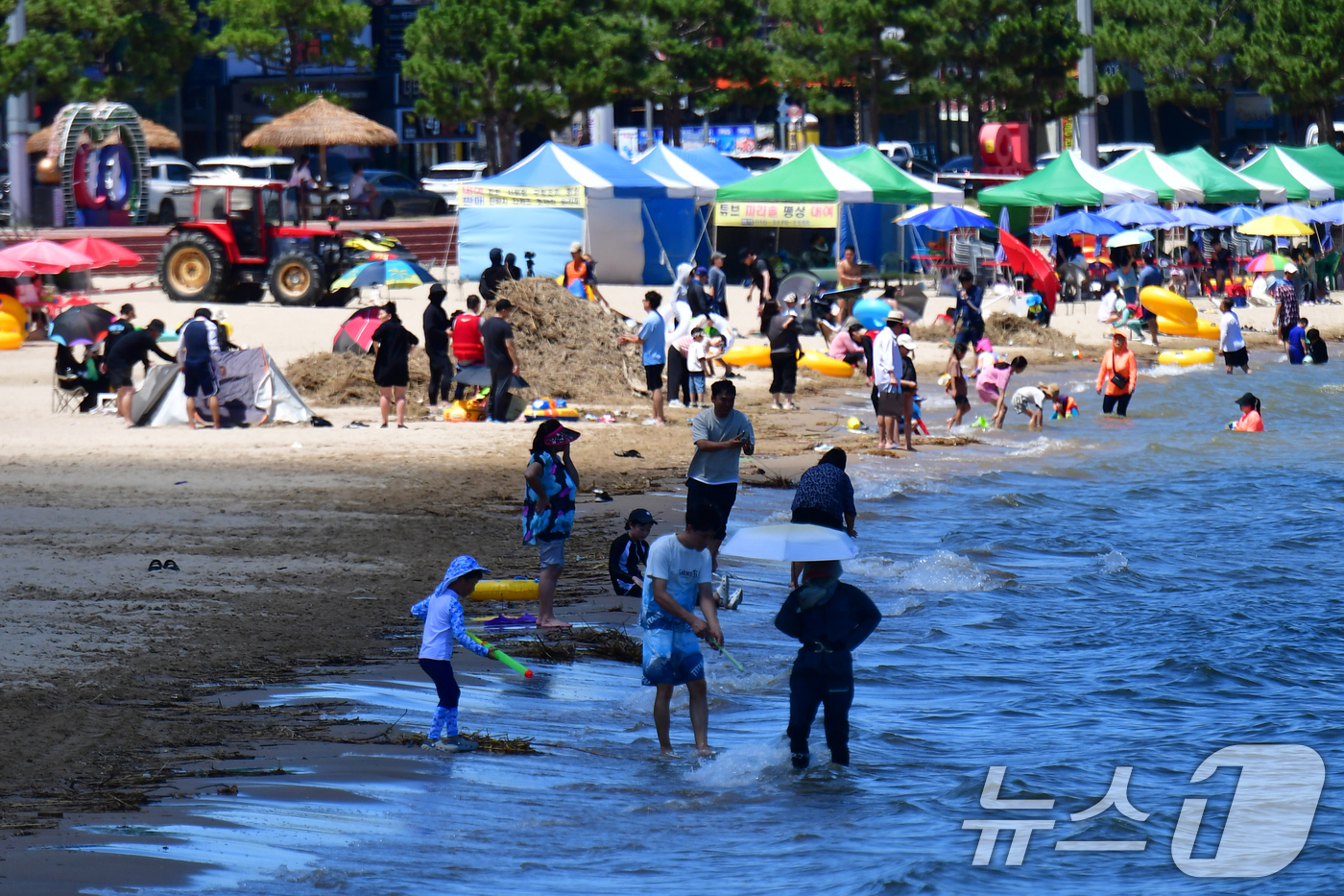 (포항=뉴스1) 최창호 기자 = 27일 경북 포항시 전역에 폭염특보가 발령된 가운데 북구 영일대헤수욕장에서 피서객들이 더위를 식히고 있다.  2025.7.27/뉴스1