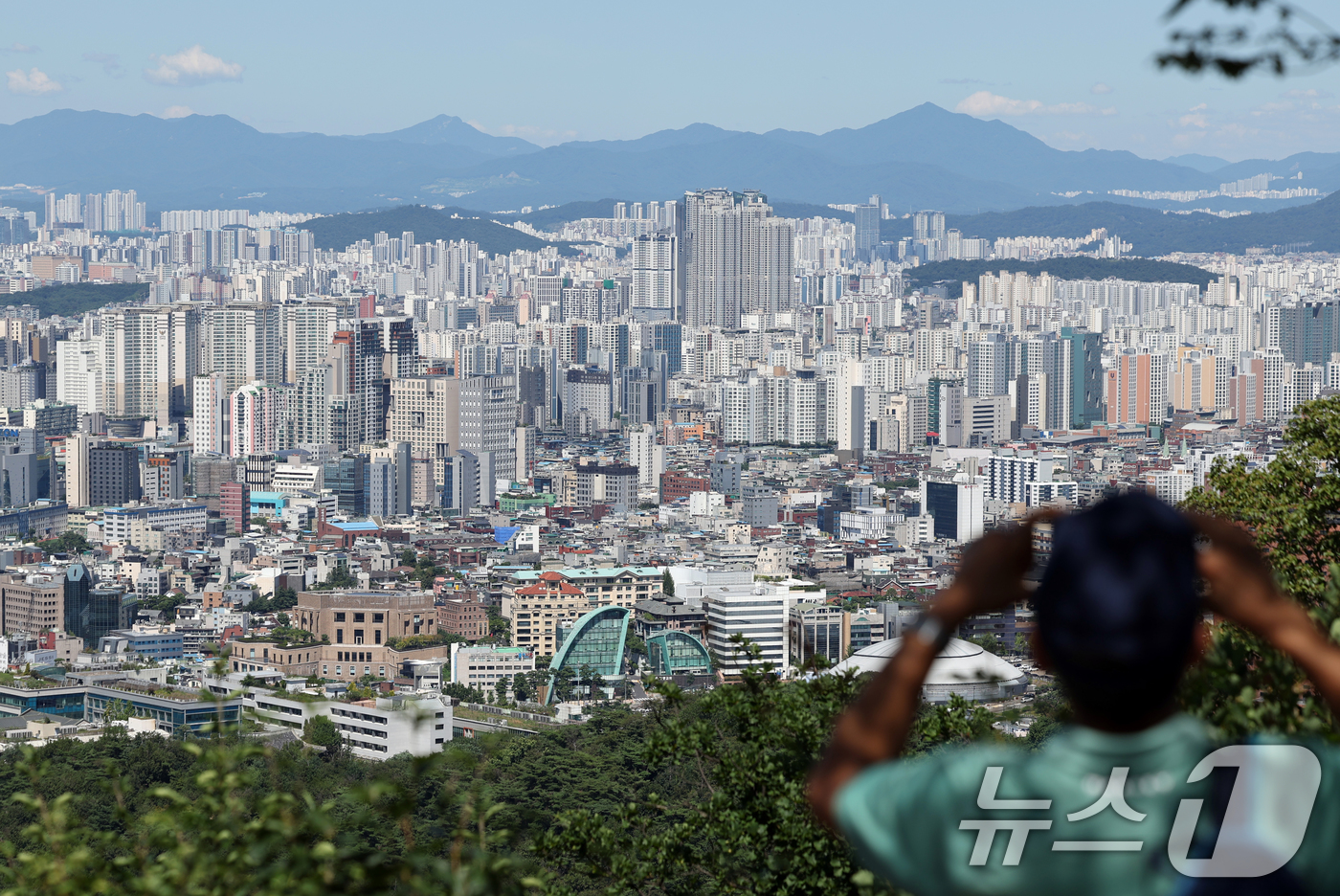 (서울=뉴스1) 황기선 기자 = 6·27 부동산 대출 규제 이후 서울 아파트값 상승세와 거래량이 둔화됐다.27일 한국부동산원에 따르면 최근 서울 아파트 매매가격 상승률은 0.16% …