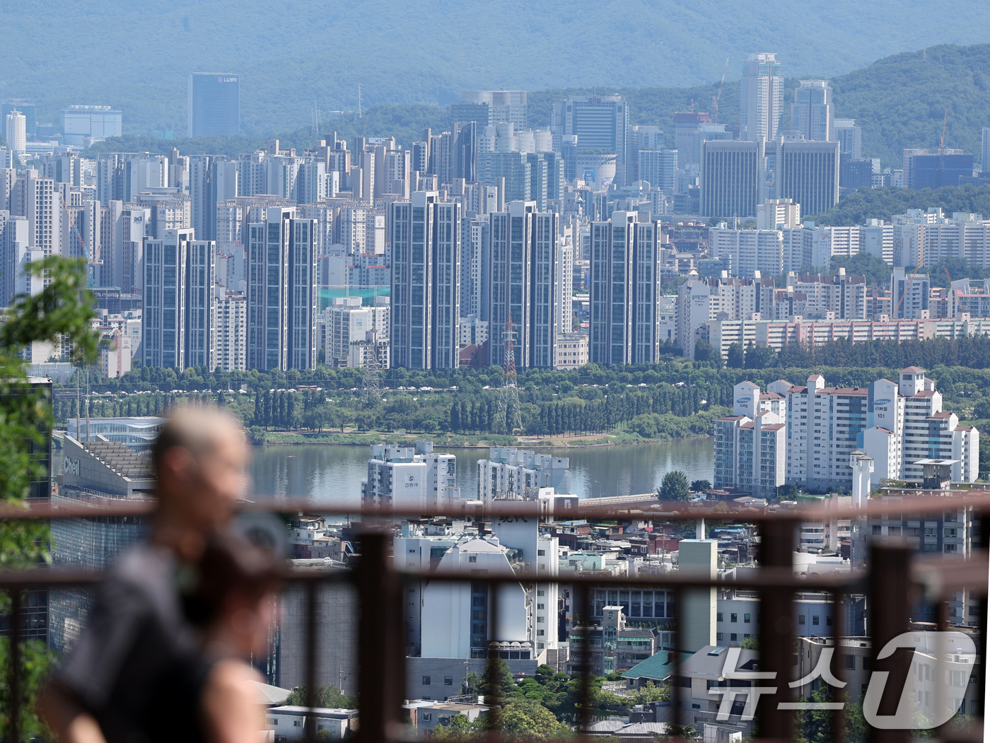 (서울=뉴스1) 황기선 기자 = 6·27 부동산 대출 규제 이후 서울 아파트값 상승세와 거래량이 둔화됐다.27일 한국부동산원에 따르면 최근 서울 아파트 매매가격 상승률은 0.16% …