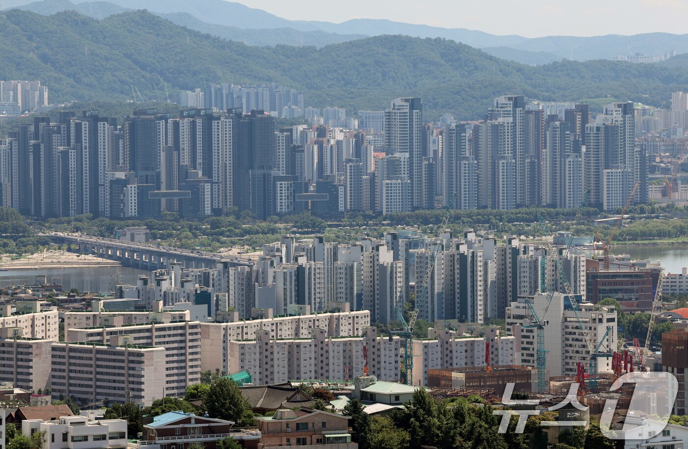 본문 이미지 - 서울 남산에서 바라본 서울 시내 아파트 모습./뉴스1 ⓒ News1 황기선 기자