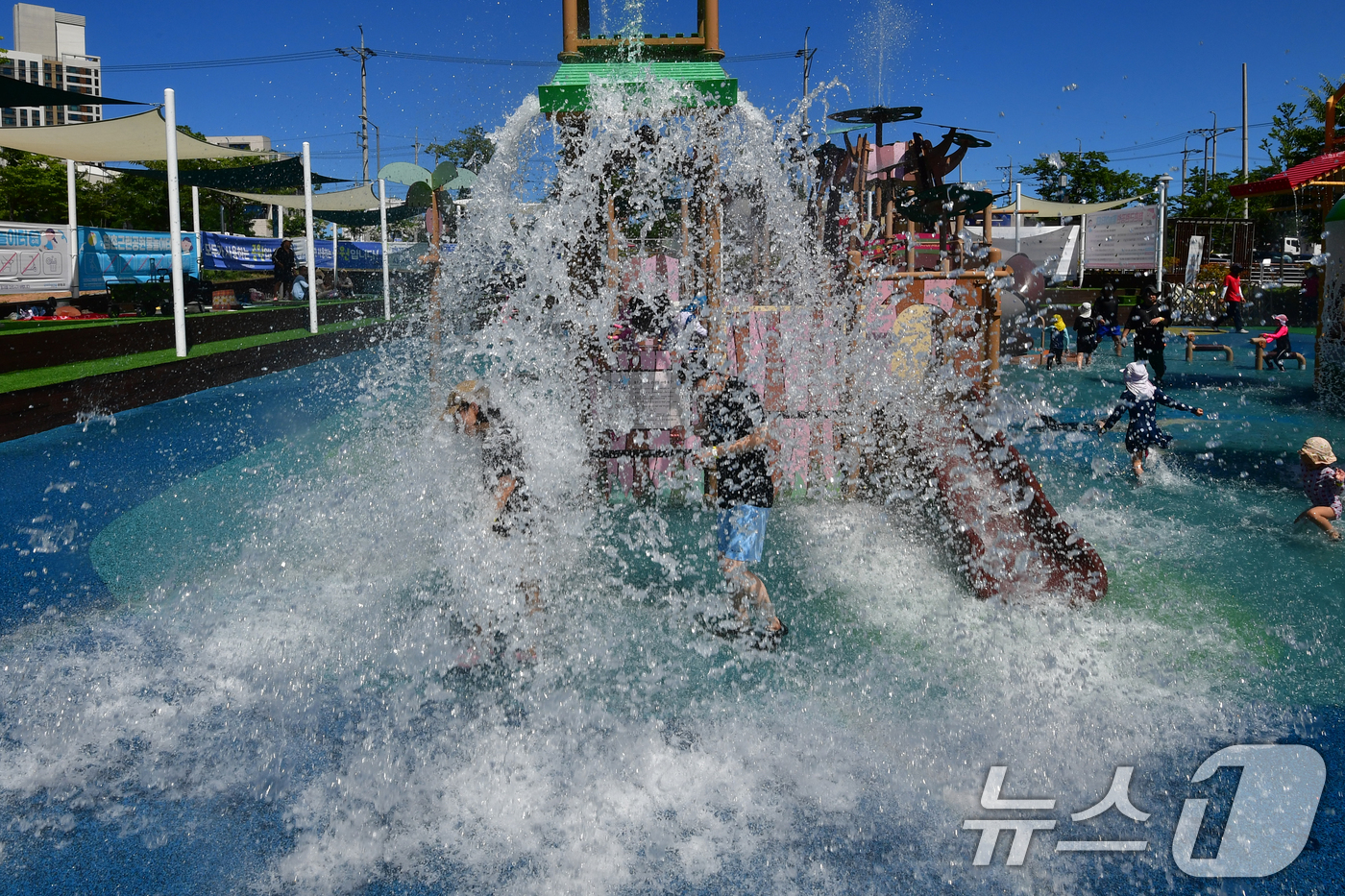 (포항=뉴스1) 최창호 기자 = 27일 경북 포항시 전역에 폭염특보가 발령된 가운데 북구 침촌근린공원 물놀이장에서 시민들이 더위를 식히고 있다. 2025.7.27/뉴스1