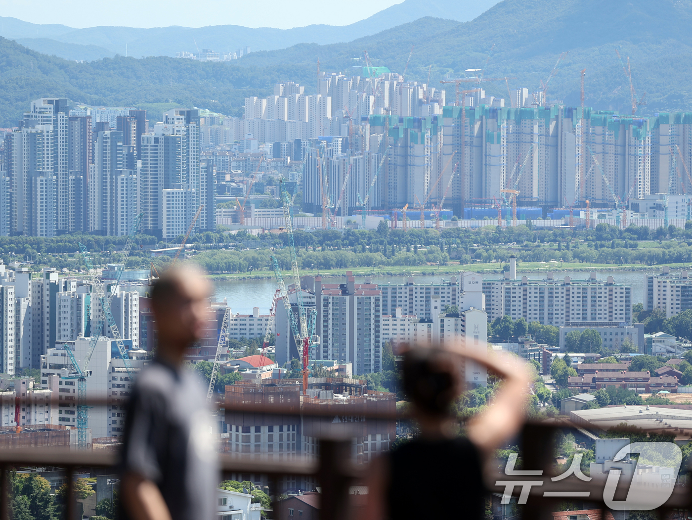 (서울=뉴스1) 황기선 기자 = 6·27 부동산 대출 규제 이후 서울 아파트값 상승세와 거래량이 둔화됐다.27일 한국부동산원에 따르면 최근 서울 아파트 매매가격 상승률은 0.16% …