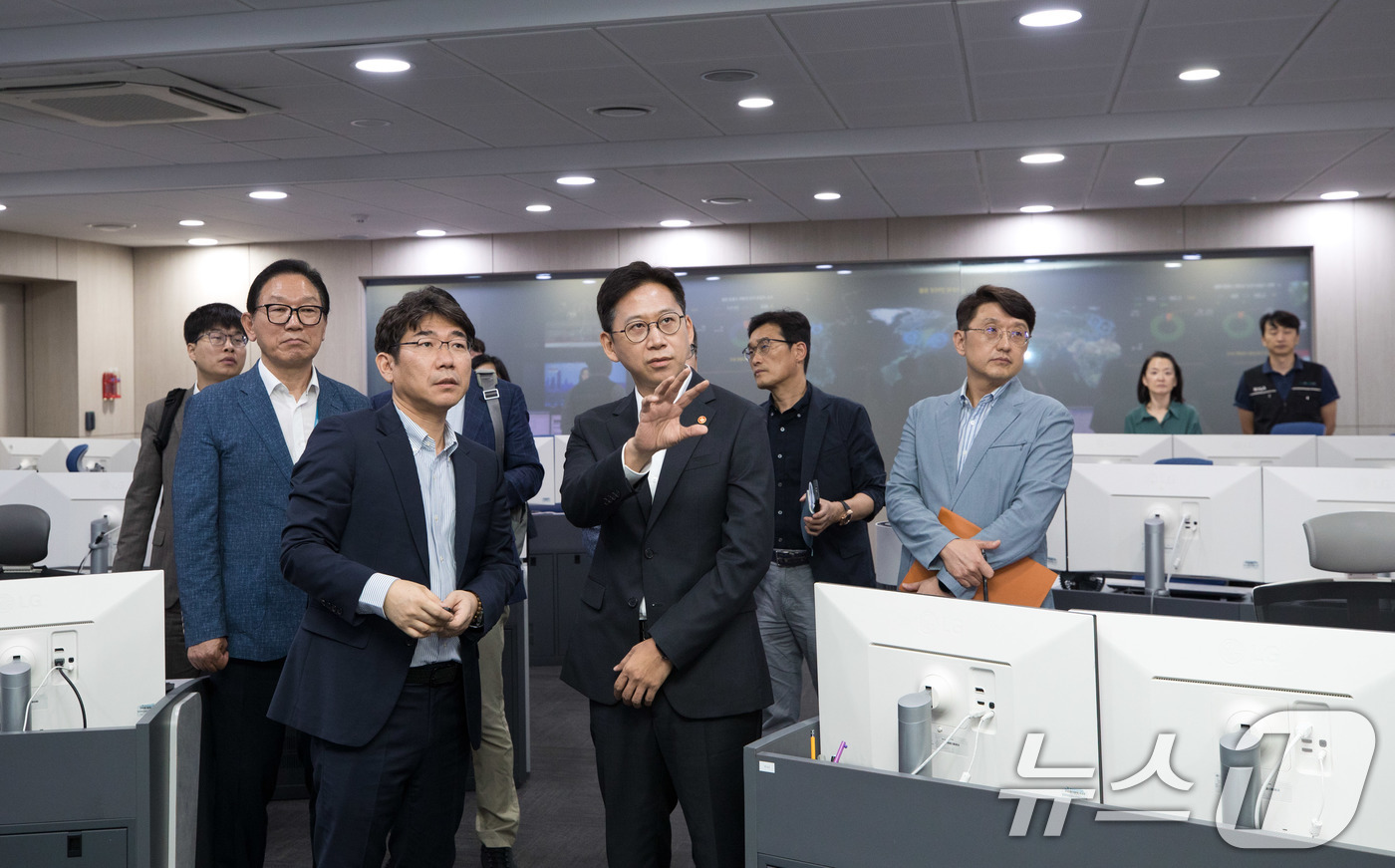 (서울=뉴스1) = 배경훈 과학기술정보통신부 장관이 27일 오후 서울 송파구 한국인터넷진흥원 인터넷침해대응센터를 방문, 사이버 위협에 대한 대응체계를 점검하고 있다. (과학기술정보 …