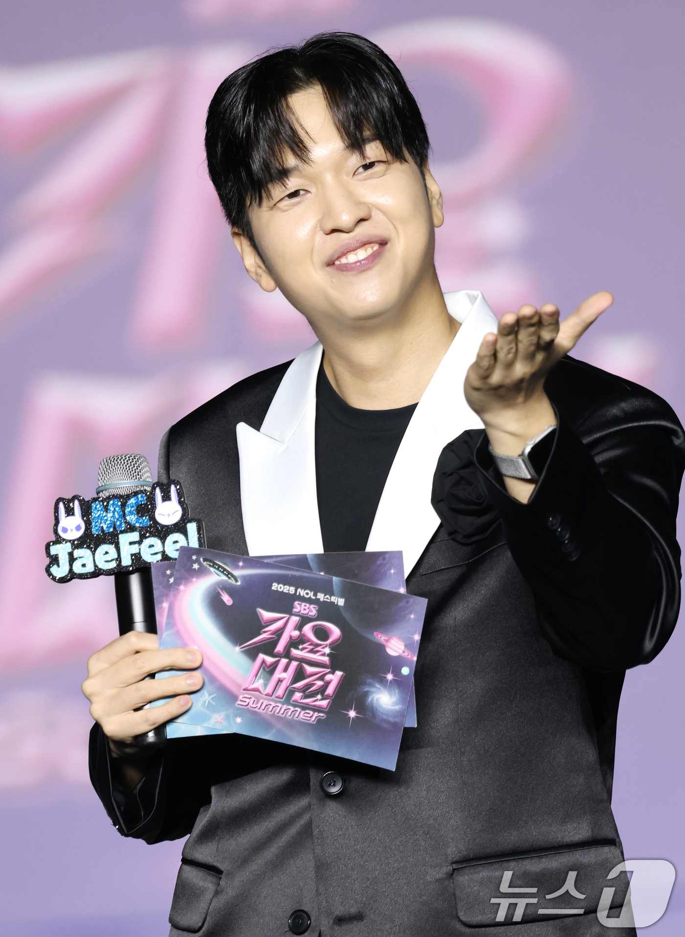 (고양=뉴스1) 권현진 기자 = 방송인 유재필이 27일 경기도 고양시 일산서구 킨텍스 제1전시장에서 열린 ‘2025 SBS 가요대전 Summer’(이하 가요대전) 블루카펫 행사에 …