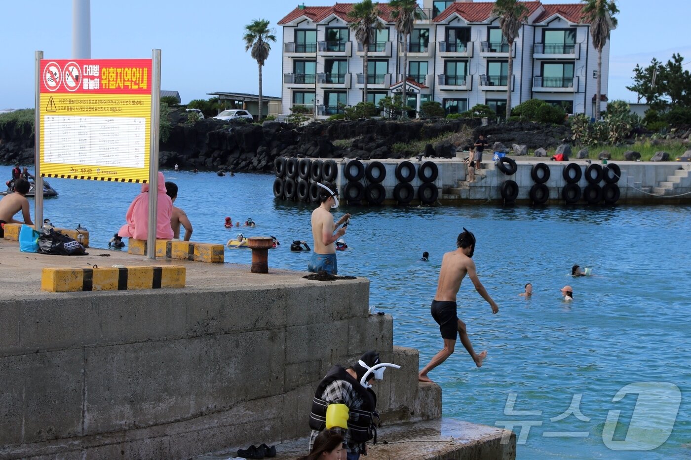 본문 이미지 - 27일 오후 제주시 한림읍 월령포구에서 사람들이 다이빙을 하고 있다. 하루 전 이곳에서는 20대 남성이 물놀이 중 익수사고로 사망했다.2025.7.27/뉴스1 ⓒ News1 홍수영 기자