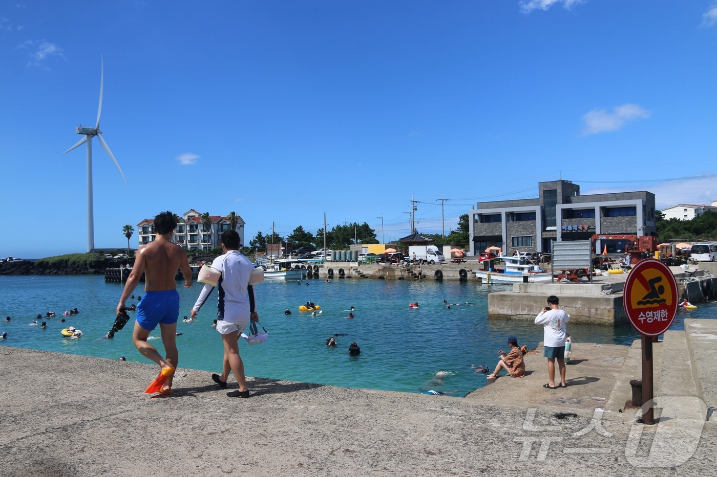 (제주=뉴스1) 홍수영 기자 = 27일 오후 제주시 한림읍 월령포구에서 사람들이 물놀이를 즐기고 있다. 하루 전 이곳에서는 20대 남성이 물놀이 중 익수사고로 사망했다.2025.7 …