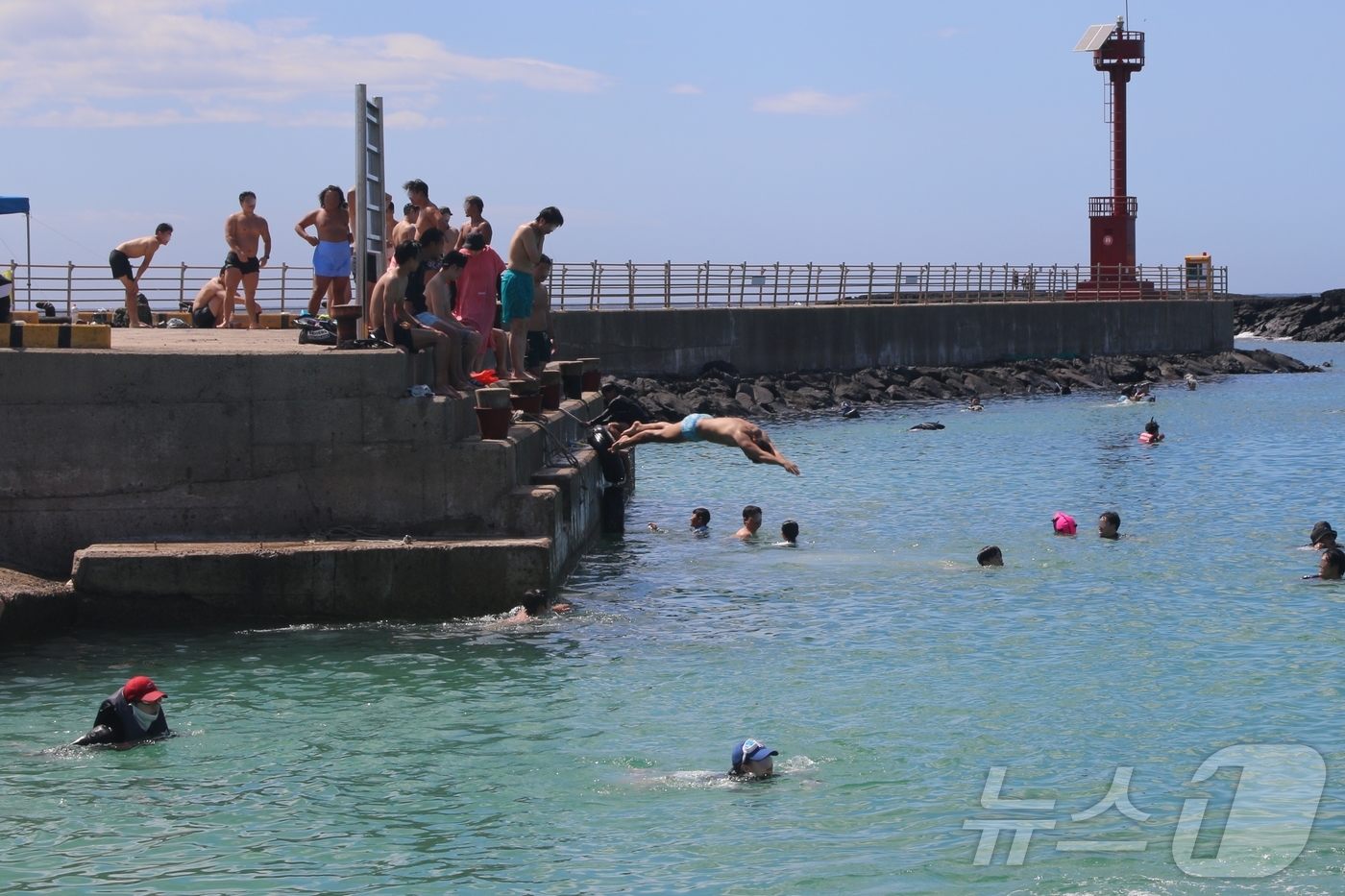 (제주=뉴스1) 홍수영 기자 = 27일 오후 제주시 한림읍 월령포구에서 사람들이 다이빙을 하고 있다. 하루 전 이곳에서는 20대 남성이 물놀이 중 익수사고로 사망했다.2025.7. …
