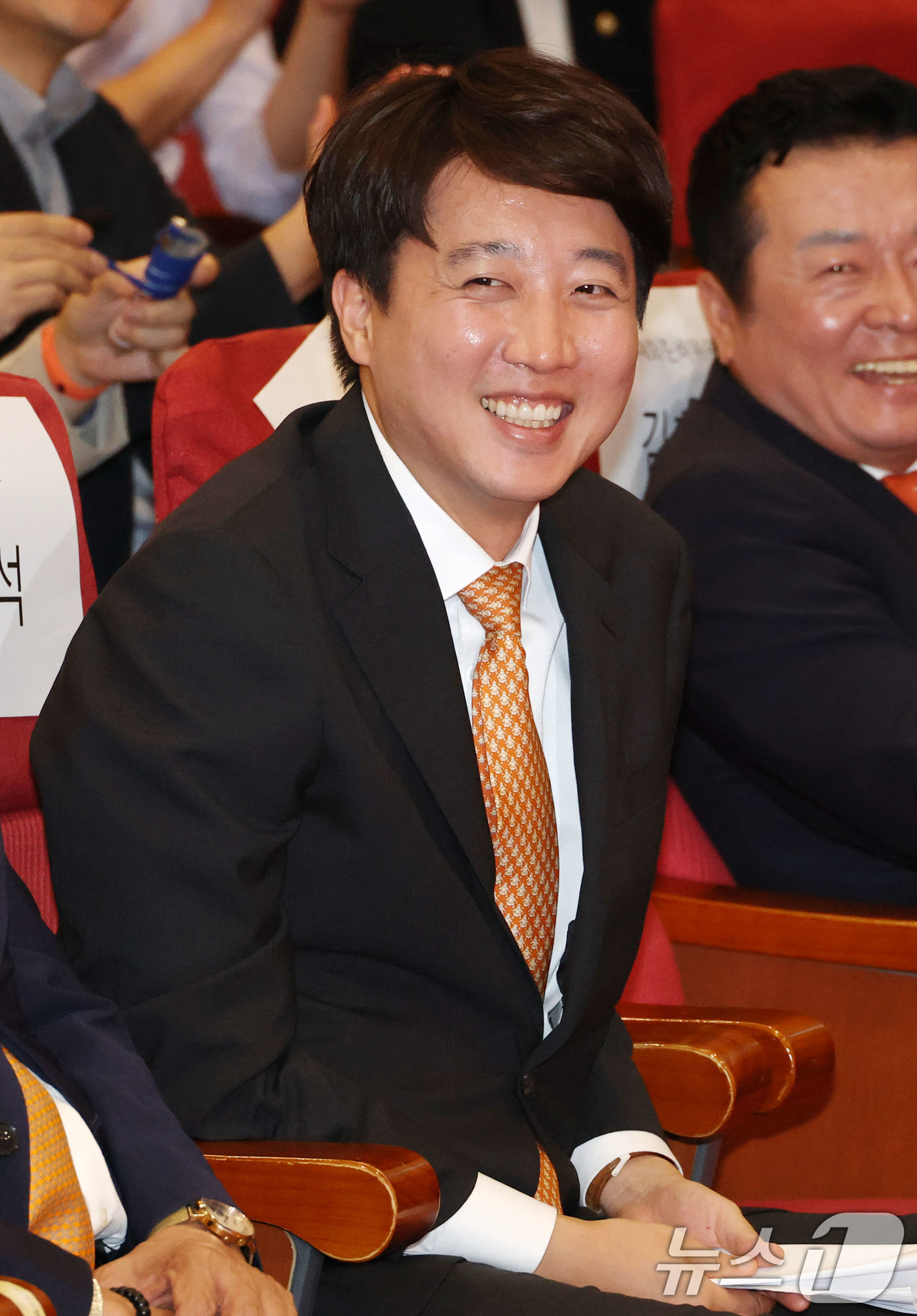 (서울=뉴스1) 이광호 기자 = 개혁신당 당대표로 선출된 이준석 의원이  27일 오후 서울 여의도 국회에서 열린 당대표 및 최고위원 선출 위한 제2차 전당대회에서 미소 짓고 있다. …