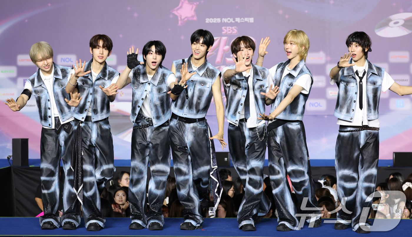 (고양=뉴스1) 권현진 기자 = 아이딧(IDID)이 27일 경기도 고양시 일산서구 킨텍스 제1전시장에서 열린 ‘2025 SBS 가요대전 Summer’(이하 ‘가요대전’) 블루카펫 …