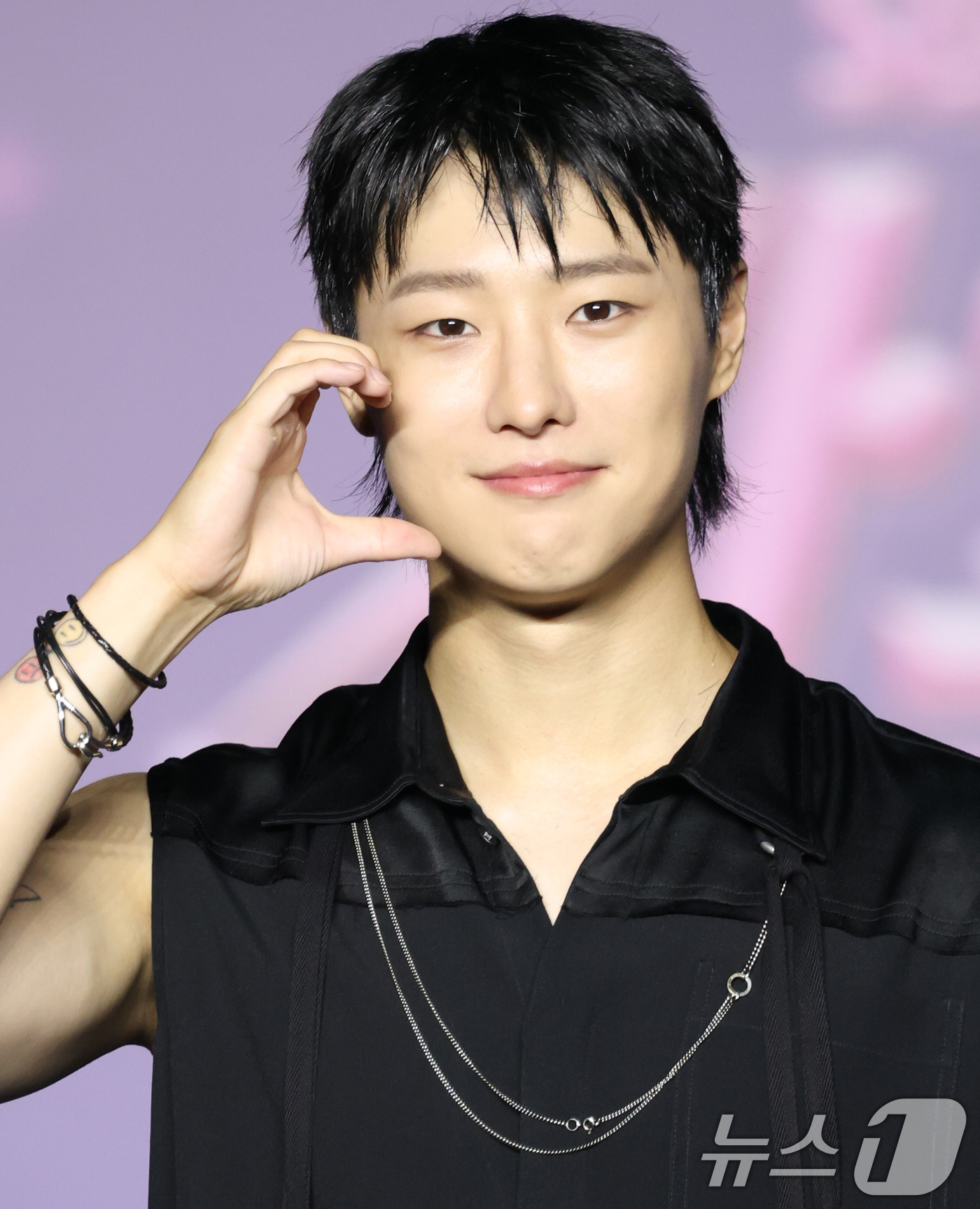 (고양=뉴스1) 권현진 기자 = 가수 우즈(WOODZ)가 27일 경기도 고양시 일산서구 킨텍스 제1전시장에서 열린 ‘2025 SBS 가요대전 Summer’(이하 ‘가요대전’) 블루 …