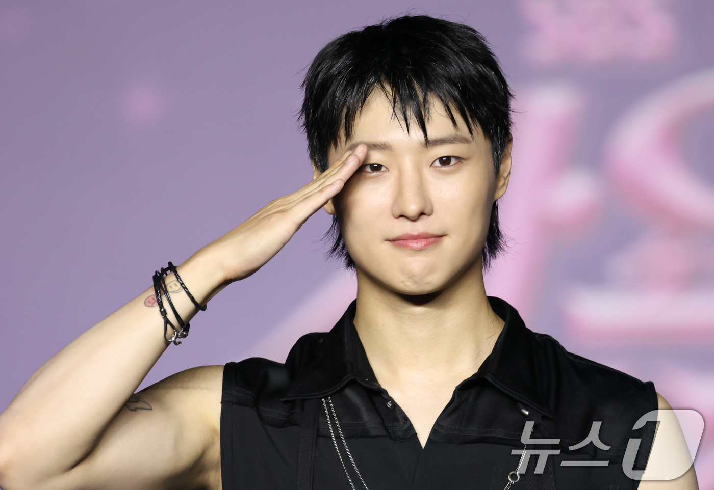 (고양=뉴스1) 권현진 기자 = 가수 우즈(WOODZ)가 27일 경기도 고양시 일산서구 킨텍스 제1전시장에서 열린 ‘2025 SBS 가요대전 Summer’(이하 ‘가요대전’) 블루 …