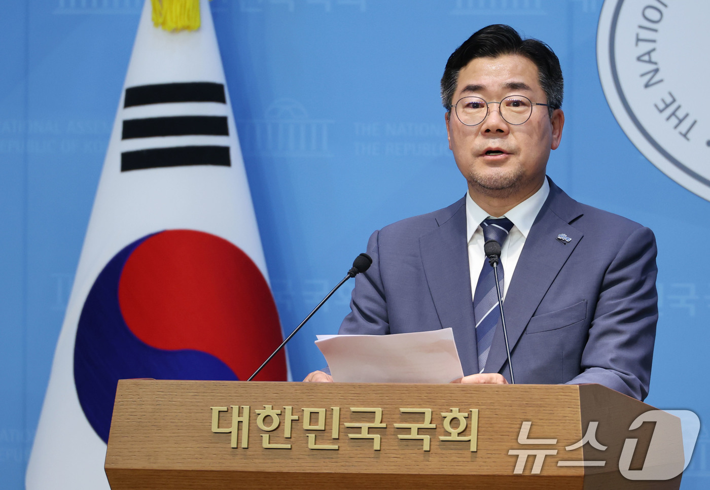 (서울=뉴스1) 이광호 기자 = 박찬대 더불어민주당 당대표 후보가 27일 오후 서울 여의도 국회 소통관에서 지귀연 판사 관련 입장 발표 기자회견을 하고 있다. 2025.7.27/뉴 …