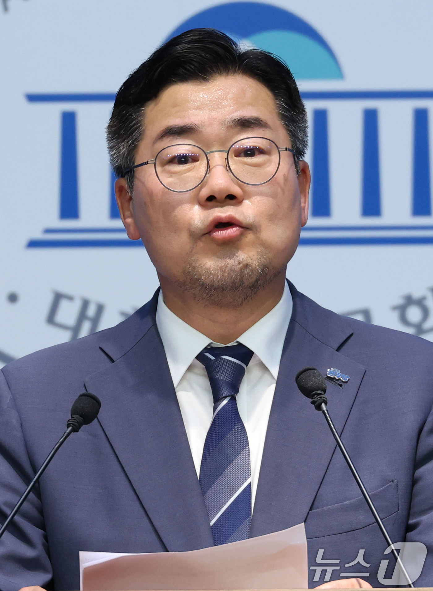 (서울=뉴스1) 이광호 기자 = 박찬대 더불어민주당 당대표 후보가 27일 오후 서울 여의도 국회 소통관에서 지귀연 판사 관련 입장 발표 기자회견을 하고 있다. 2025.7.27/뉴 …