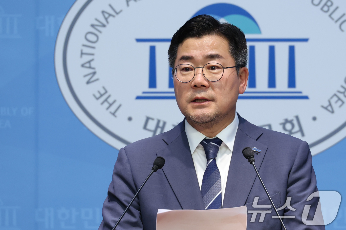 (서울=뉴스1) 이광호 기자 = 박찬대 더불어민주당 당대표 후보가 27일 오후 서울 여의도 국회 소통관에서 지귀연 판사 관련 입장 발표 기자회견을 하고 있다. 2025.7.27/뉴 …