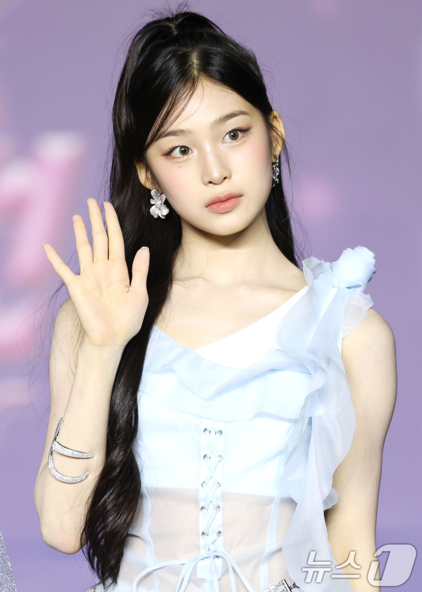 (고양=뉴스1) 권현진 기자 = 베이비돈크라이 베니가 27일 경기도 고양시 일산서구 킨텍스 제1전시장에서 열린 ‘2025 SBS 가요대전 Summer’(이하 ‘가요대전’) 블루카펫 …