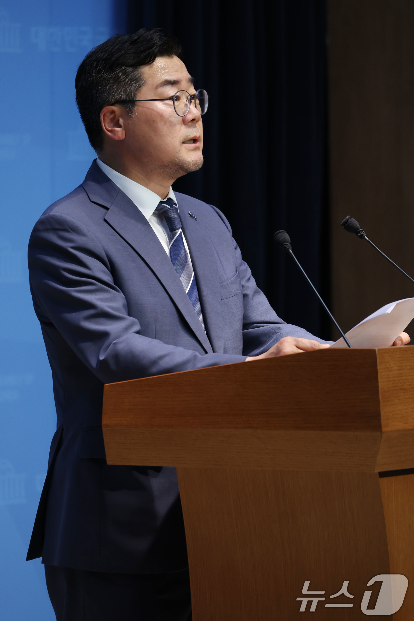 (서울=뉴스1) 이광호 기자 = 박찬대 더불어민주당 당대표 후보가 27일 오후 서울 여의도 국회 소통관에서 지귀연 판사 관련 입장 발표 기자회견을 하고 있다. 2025.7.27/뉴 …