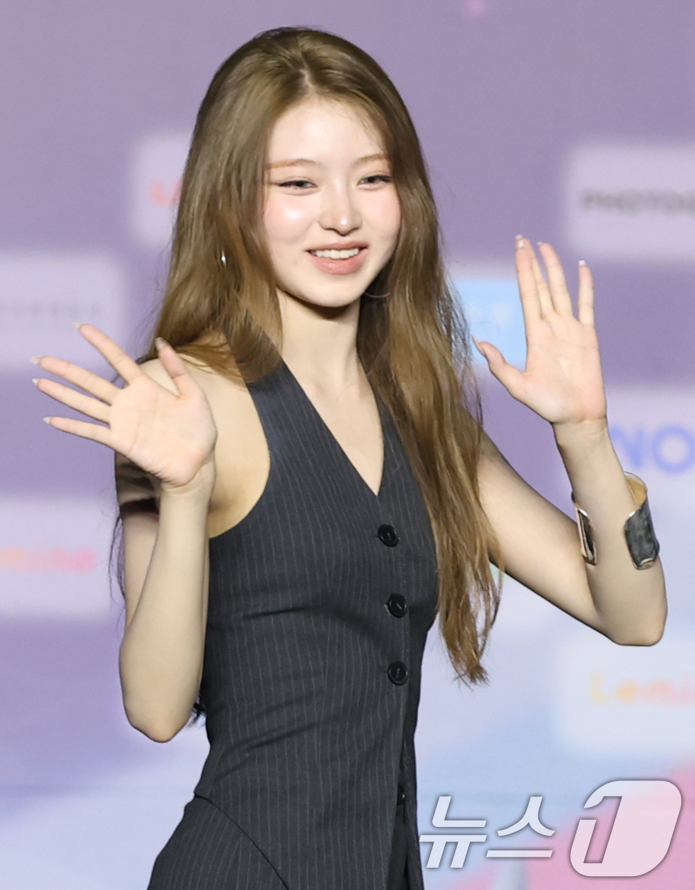 (고양=뉴스1) 권현진 기자 = 키키 하음이 27일 경기도 고양시 일산서구 킨텍스 제1전시장에서 열린 ‘2025 SBS 가요대전 Summer’(이하 ‘가요대전’) 블루카펫 행사에 …