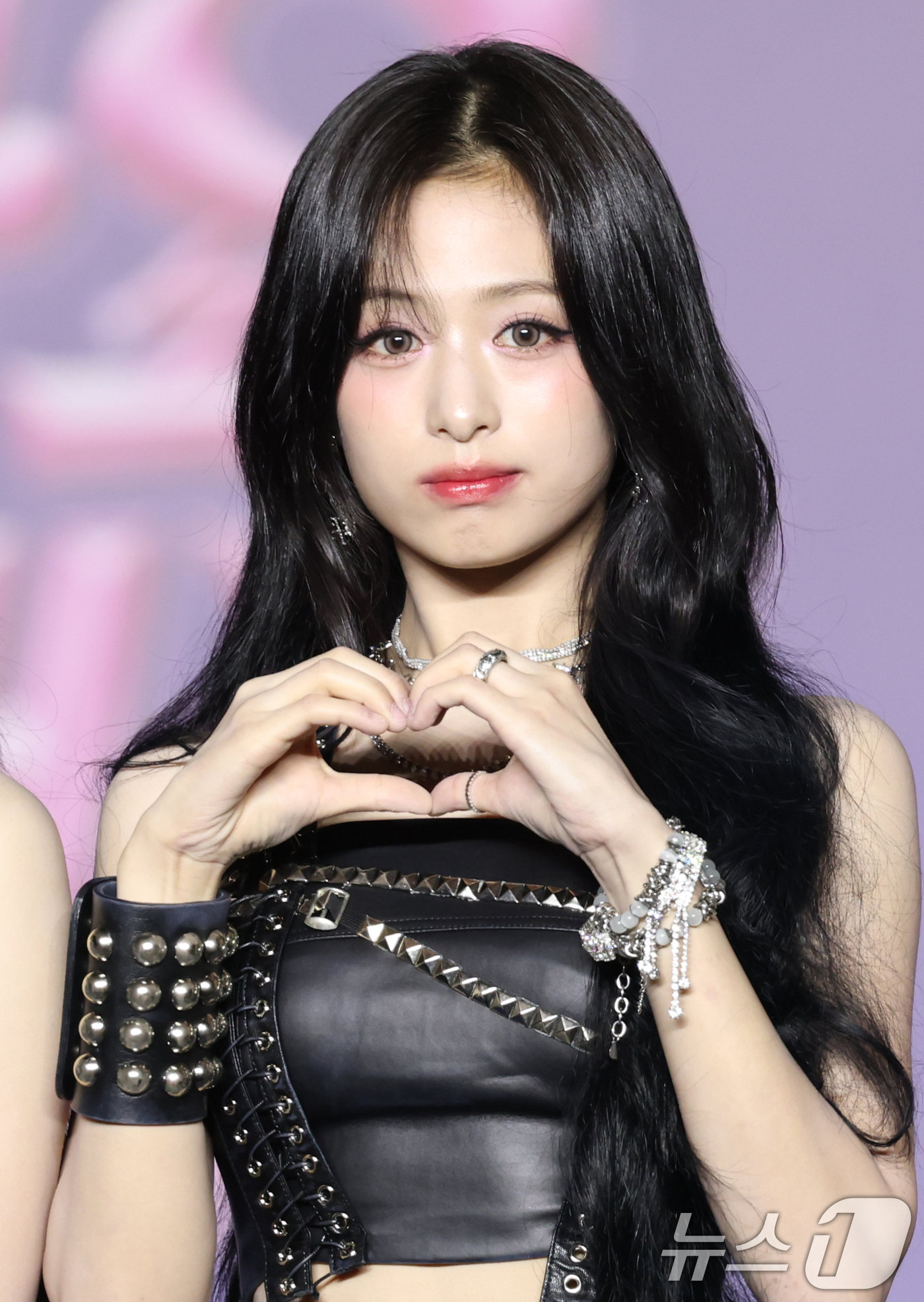 (고양=뉴스1) 권현진 기자 = 베이비몬스터 아현이 27일 경기도 고양시 일산서구 킨텍스 제1전시장에서 열린 ‘2025 SBS 가요대전 Summer’(이하 ‘가요대전’) 블루카펫 …