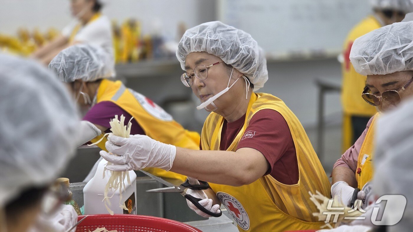 본문 이미지 - 대한적십자사 진안군협의회 회원들이 방학 기간 결식 우려가 있는 진안 지역 아동들을 위해 황금도시락을 조리하고 있다.&#40;대한적십자사 전북지사 제공. 재판매 및 DB금지&#41;