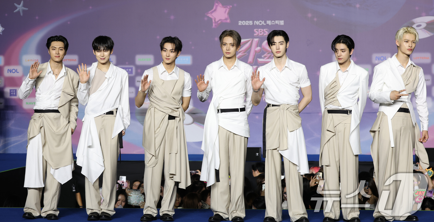 (고양=뉴스1) 권현진 기자 = 엔하이픈이 27일 경기도 고양시 일산서구 킨텍스 제1전시장에서 열린 ‘2025 SBS 가요대전 Summer’(이하 ‘가요대전’) 블루카펫 행사에 참 …