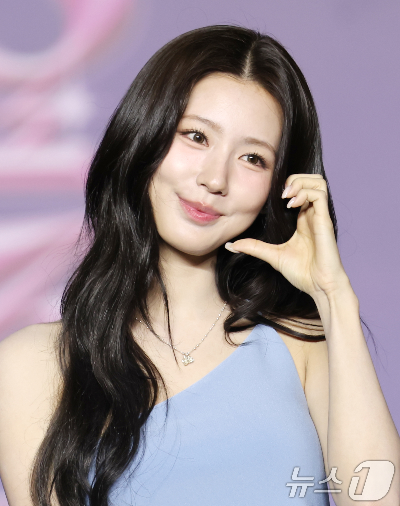 (고양=뉴스1) 권현진 기자 = 아이들 미연이 27일 경기도 고양시 일산서구 킨텍스 제1전시장에서 열린 ‘2025 SBS 가요대전 Summer’(이하 ‘가요대전’) 블루카펫 행사에 …