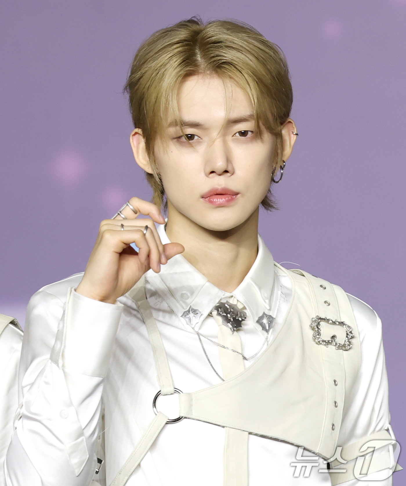 (고양=뉴스1) 권현진 기자 = 투모로우바이투게더 연준이 27일 경기도 고양시 일산서구 킨텍스 제1전시장에서 열린 ‘2025 SBS 가요대전 Summer’(이하 ‘가요대전’) 블루 …