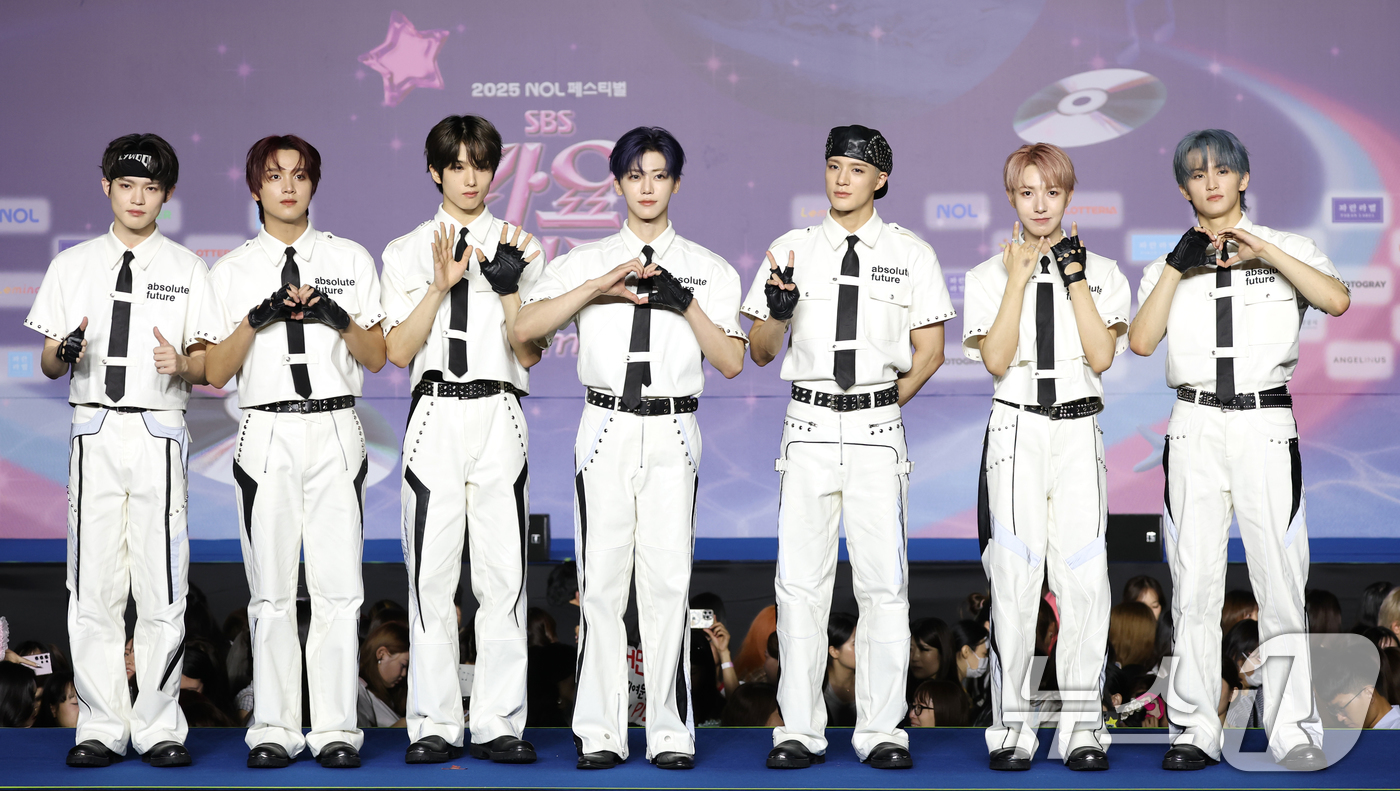 (고양=뉴스1) 권현진 기자 = NCT 드림 천러(왼쪽부터)와 해찬, 지성, 재민, 제노, 런쥔, 마크가 27일 경기도 고양시 일산서구 킨텍스 제1전시장에서 열린 ‘2025 SBS …