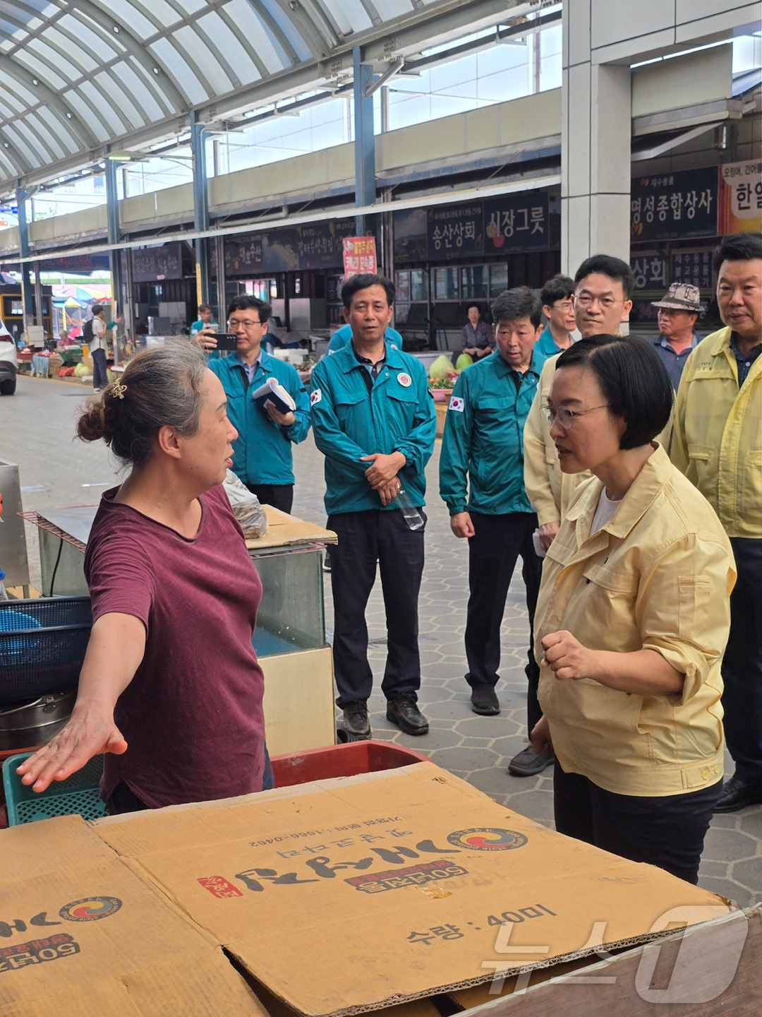 (서울=뉴스1) = 한성숙 중소벤처기업부 장관이 27일 충남 당진전통시장을 방문해 집중호우로 피해를 입은 상인들과 소통하고 있다. (중소벤처기업부 제공. 재판매 및 DB 금지) 2 …