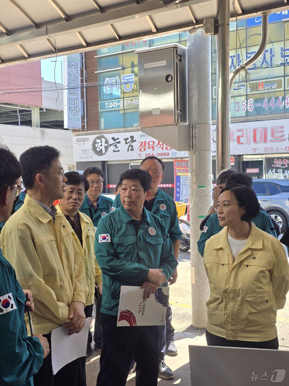 (서울=뉴스1) = 한성숙 중소벤처기업부 장관이 27일 충남 당진전통시장을 방문해 관계자들과 수해복구 현황 및 폭염상황 대비에 대해 점검하고 있다. (중소벤처기업부 제공. 재판매 …