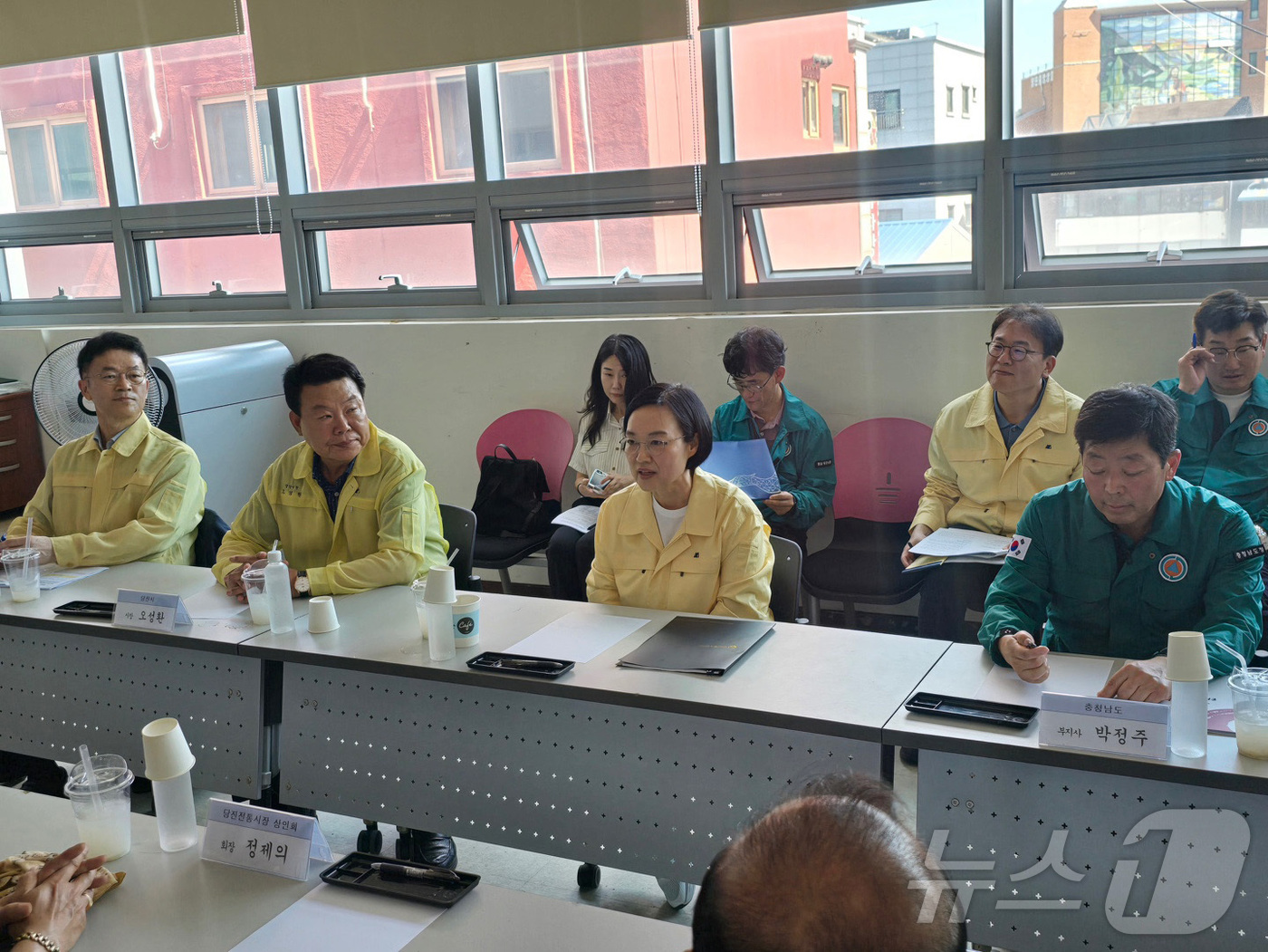 (서울=뉴스1) = 한성숙 중소벤처기업부 장관이 27일 충남 당진전통시장을 방문해 관계자들과 수해복구 현황 및 폭염상황 대비에 대해 점검하고 있다. (중소벤처기업부 제공. 재판매 …