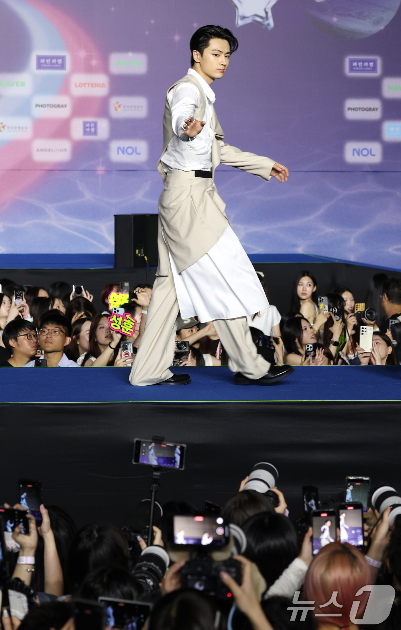 (고양=뉴스1) 권현진 기자 = 엔하이픈 제이가 27일 경기도 고양시 일산서구 킨텍스 제1전시장에서 열린 ‘2025 SBS 가요대전 Summer’(이하 ‘가요대전’) 블루카펫 행사 …