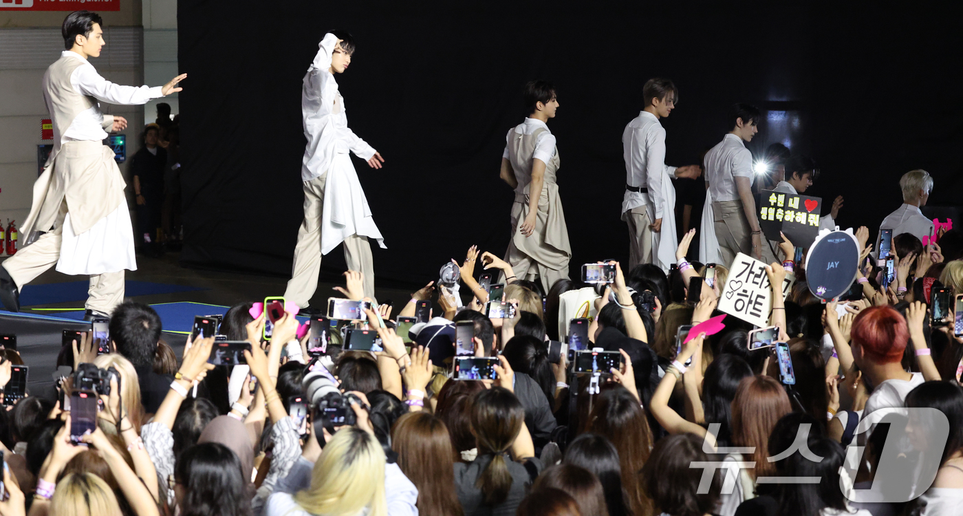 (고양=뉴스1) 권현진 기자 = 엔하이픈이 27일 경기도 고양시 일산서구 킨텍스 제1전시장에서 열린 ‘2025 SBS 가요대전 Summer’(이하 ‘가요대전’) 블루카펫 행사에 참 …