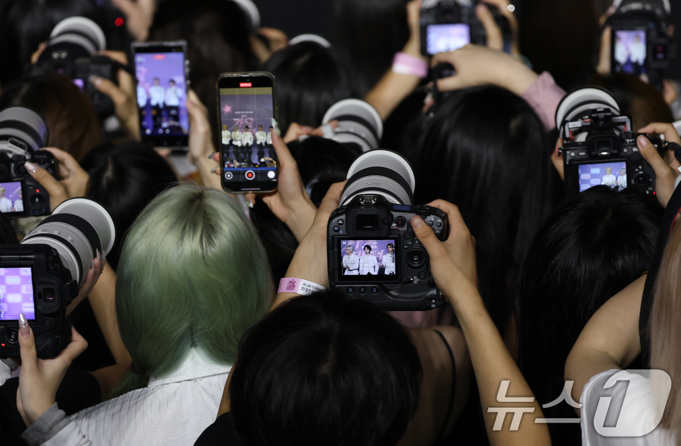 (고양=뉴스1) 권현진 기자 = 27일 경기도 고양시 일산서구 킨텍스 제1전시장에서 열린 ‘2025 SBS 가요대전 Summer’(이하 ‘가요대전’) 블루카펫 행사에서 팬들이 투모 …