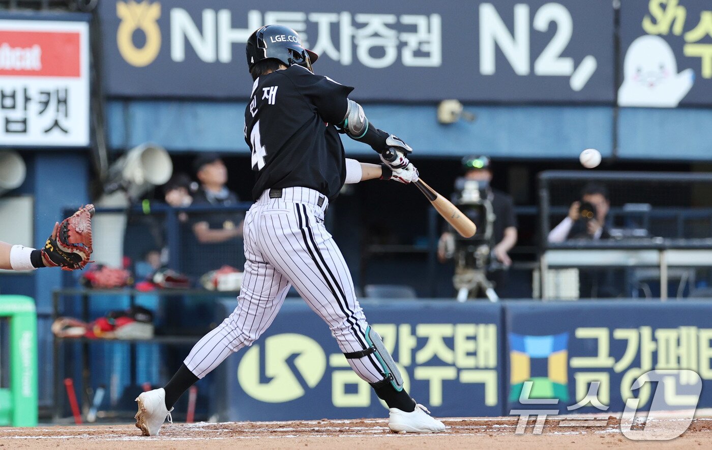 본문 이미지 - 27일 서울 송파구 잠실야구장에서 열린 프로야구 &#39;2025 신한 SOL뱅크 KBO 리그&#39; LG 트윈스와 두산 베어스의 경기, 3회초 무사 3루 LG 신민재가 1타점 적시타를 날리고 있다. 2025.7.27/뉴스1 ⓒ News1 박지혜 기자