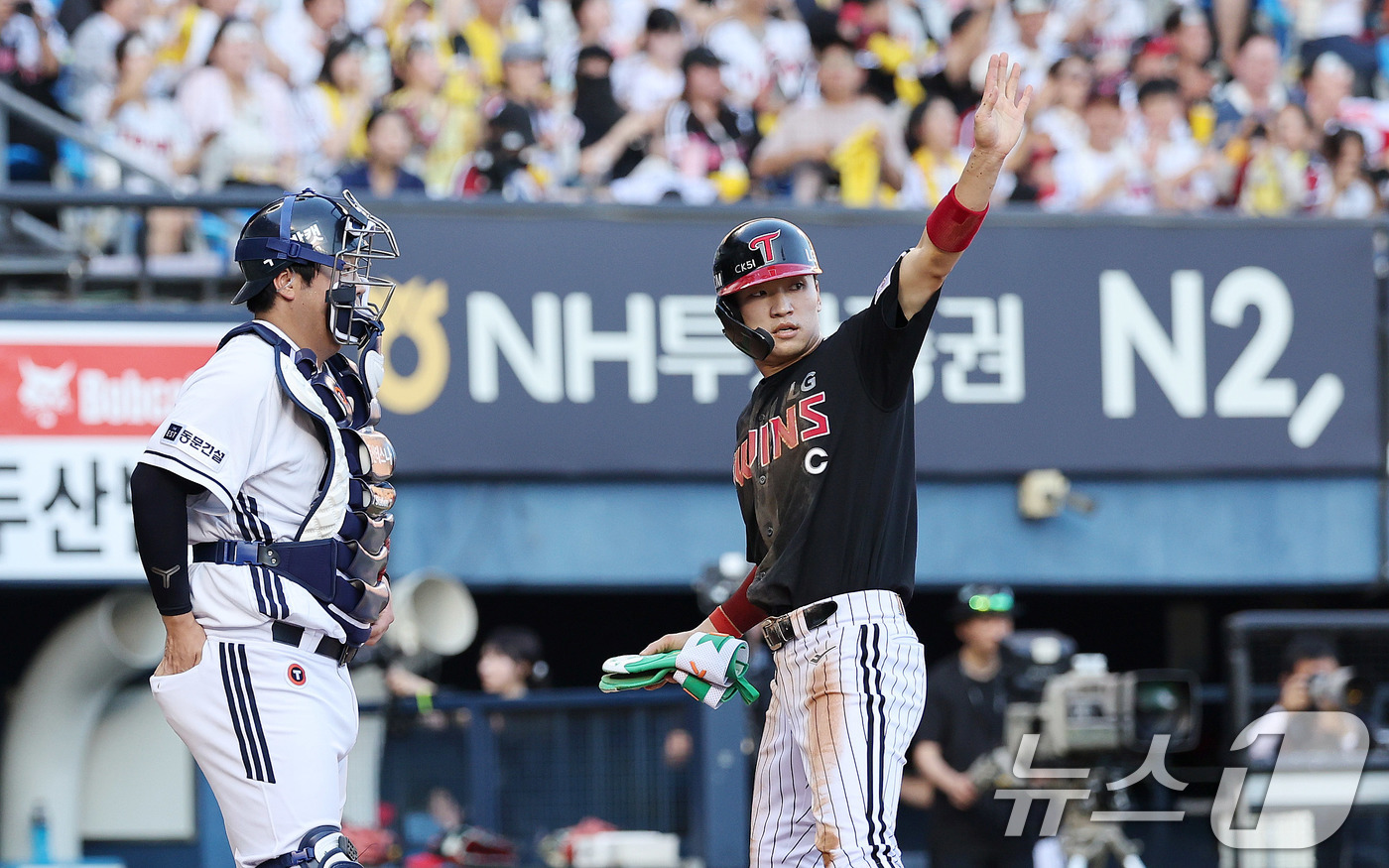 (서울=뉴스1) 박지혜 기자 = 27일 서울 송파구 잠실야구장에서 열린 프로야구 '2025 신한 SOL뱅크 KBO 리그' LG 트윈스와 두산 베어스의 경기,  3회초 무사 3루 L …