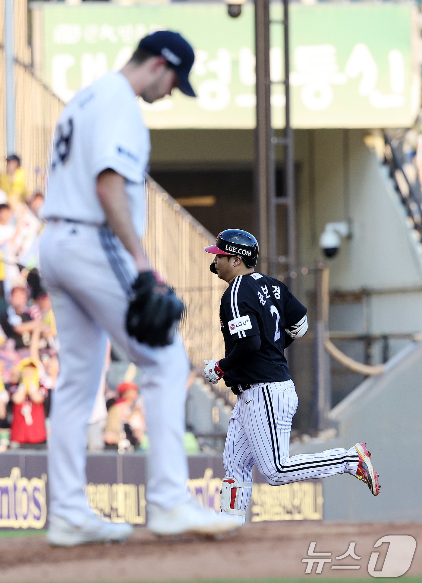 (서울=뉴스1) 박지혜 기자 = 27일 서울 송파구 잠실야구장에서 열린 프로야구 '2025 신한 SOL뱅크 KBO 리그' LG 트윈스와 두산 베어스의 경기,  3회초 무사 1,2루 …