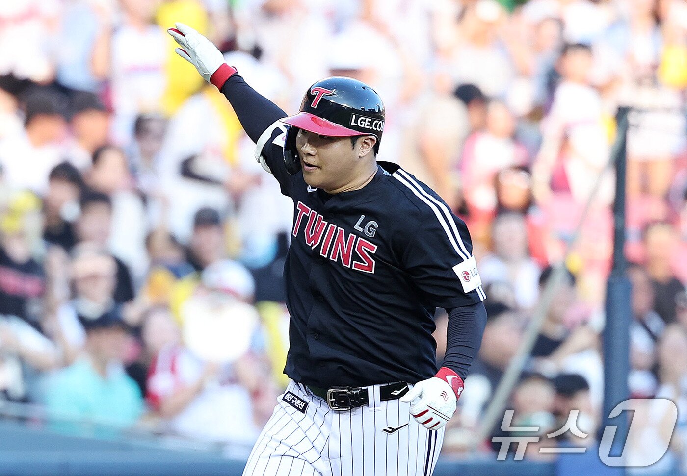 본문 이미지 - 27일 서울 송파구 잠실야구장에서 열린 프로야구 &#39;2025 신한 SOL뱅크 KBO 리그&#39; LG 트윈스와 두산 베어스의 경기, 3회초 무사 1,2루 LG 문보경이 스리런 홈런을 날린 뒤 홈으로 향하고 있다. 2025.7.27/뉴스1 ⓒ News1 박지혜 기자