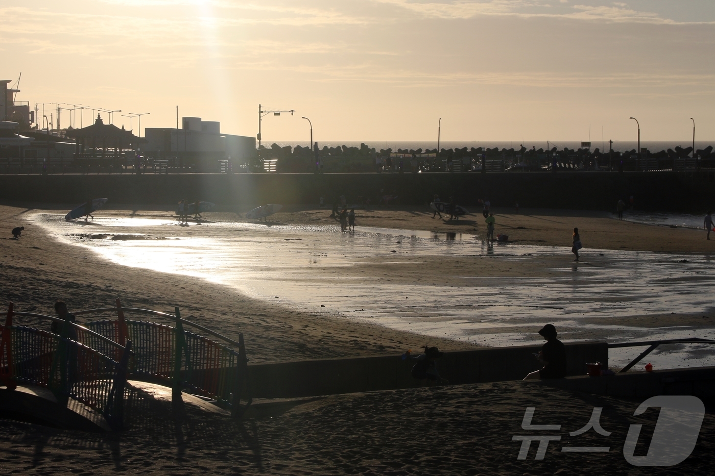 (제주=뉴스1) 홍수영 기자 = 27일 제주시 이호테우해수욕장에서 폐장 시간이 다가오자 서핑객들이 물밖으로 빠져나오고 있다.2025.7.27/뉴스1