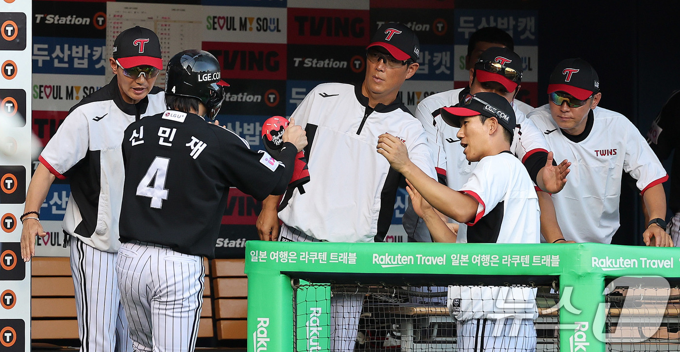 (서울=뉴스1) 박지혜 기자 = 27일 서울 송파구 잠실야구장에서 열린 프로야구 '2025 신한 SOL뱅크 KBO 리그' LG 트윈스와 두산 베어스의 경기, 3회초 무사 1, 3루 …