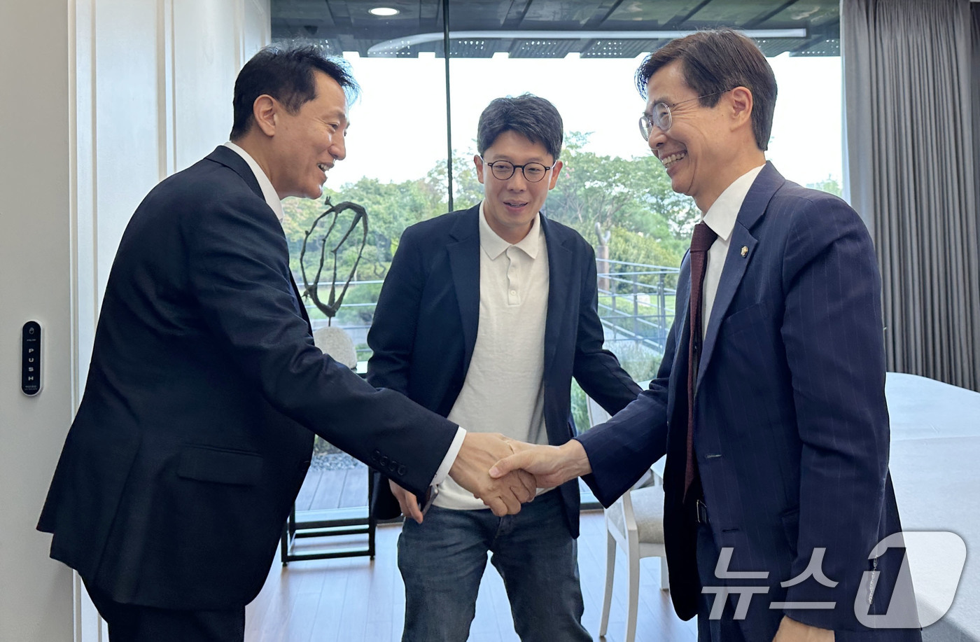 (서울=뉴스1) = 국민의힘 당대표 출마를 선언한 조경태 의원(오른쪽)이 27일 오후 오세훈 서울시장과 만나 인사나누고 있다. (조경태 의원실 제공) 2025.7.27/뉴스1